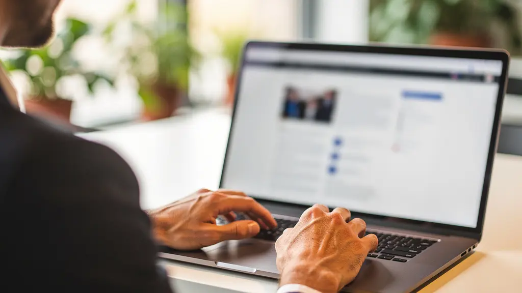 Préparation d'un dossier immobilier lors d'une consultation notariale