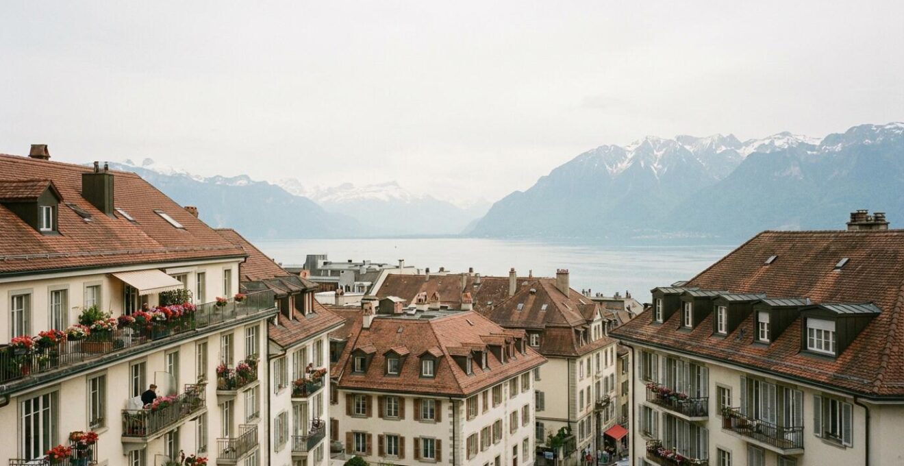 Vue panoramique immeubles résidentiels Lausanne avec lac Léman en arrière-plan