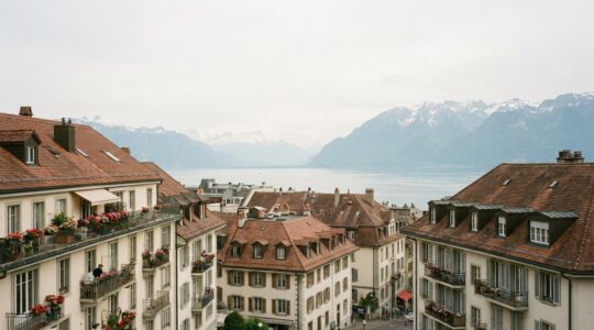 Vue panoramique immeubles résidentiels Lausanne avec lac Léman en arrière-plan